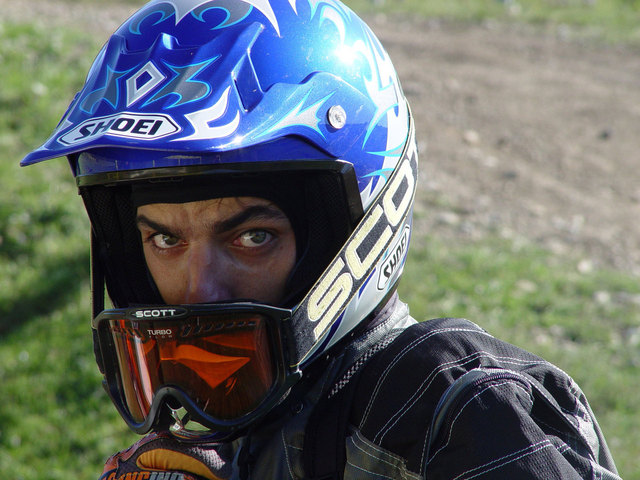 Cross motorkár s modrou prilbou na hlave