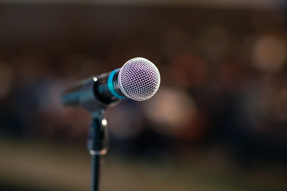 Mikrofón na pódiu